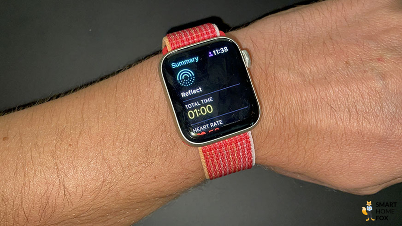 Упражнения для медитации можно увидеть на Apple Watch SE.